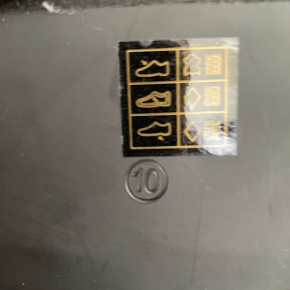 Never worn- mens 10 - Picture 4 of 4